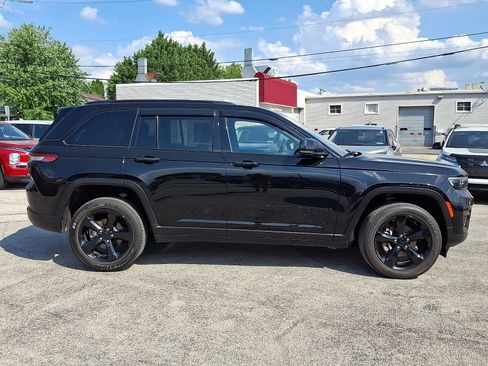 Used 2024 Jeep Grand Cherokee Altitude AWD/4WD image 7