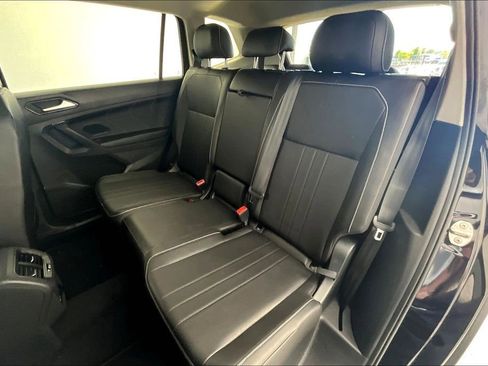 Used 2023 Volkswagen Tiguan SE w/ Panoramic Sunroof Package image 34