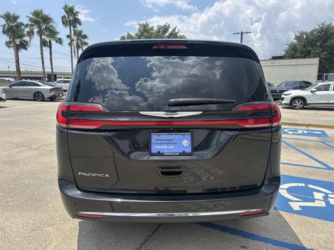 Used 2023 Chrysler Pacifica Touring-L FWD image 6