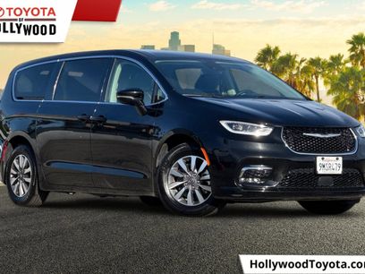 Used 2024 Chrysler Pacifica Select