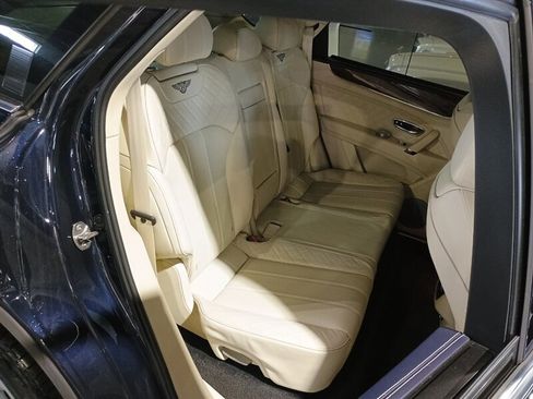 Used 2017 Bentley Bentayga AWD/4WD image 32