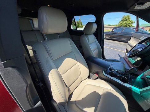 Used 2014 Ford Explorer XLT w/ Equipment Group 202A AWD/4WD image 43