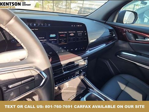 Used 2025 Chevrolet Traverse Z71 image 4