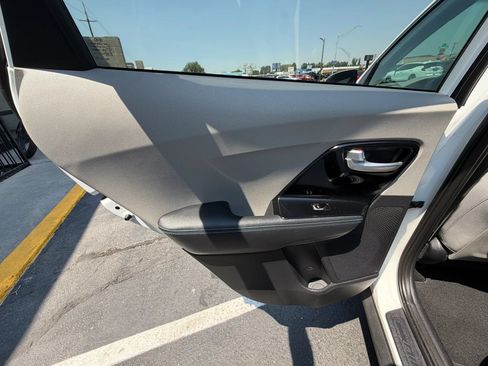 Used 2020 Kia Niro LXS FWD image 19