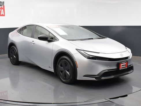 Used 2025 Toyota Prius LE image 6