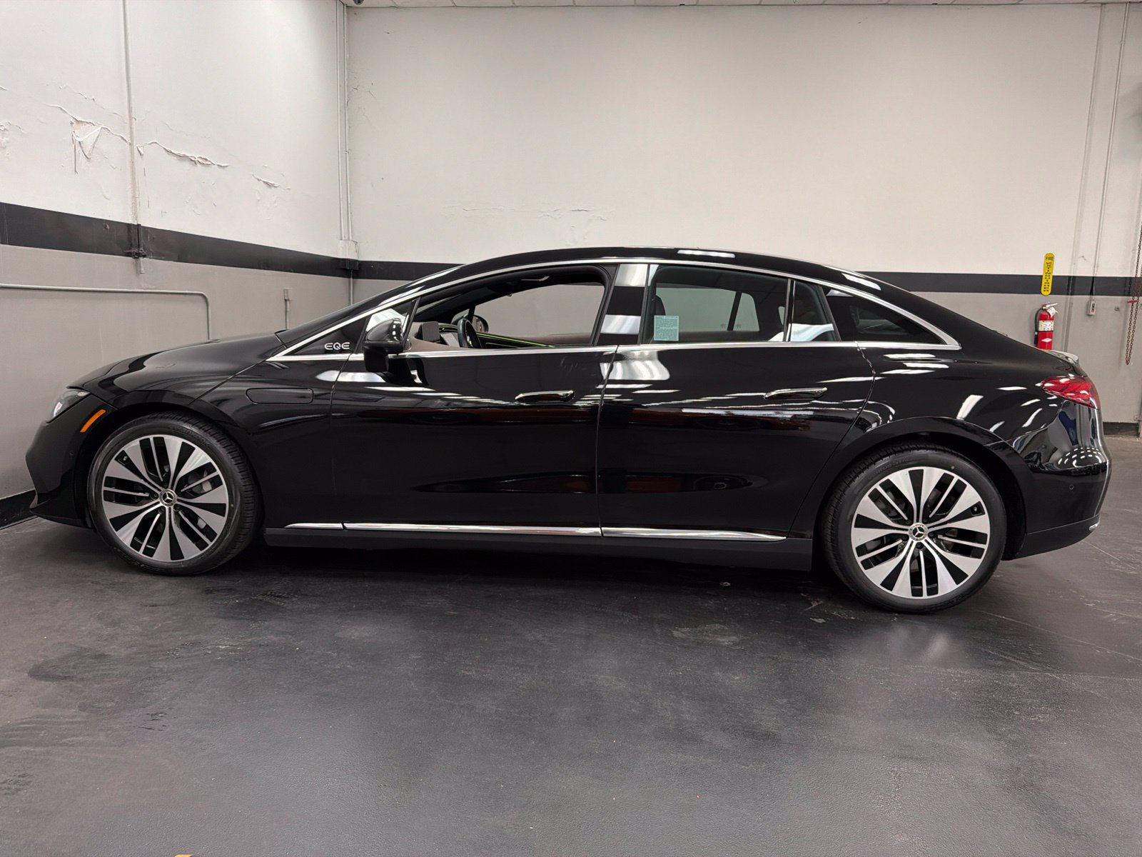 Used 2023 Mercedes-Benz EQE 500 4MATIC Sedan image 10