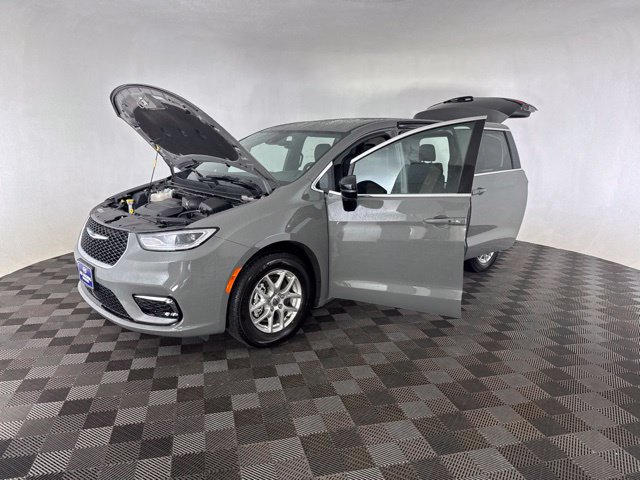 Used 2025 Chrysler Pacifica Select FWD image 12