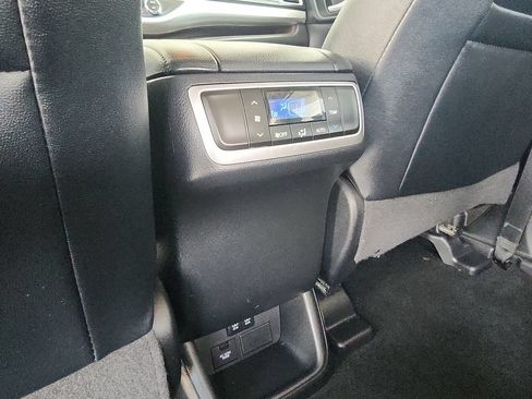 Used 2019 Toyota Highlander XLE AWD/4WD image 21
