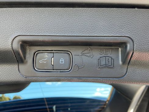 Used 2024 Ford Explorer Limited image 31