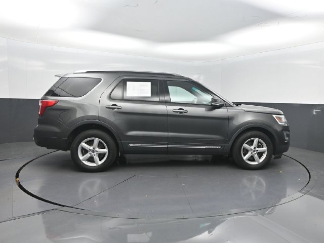 Used 2017 Ford Explorer XLT w/ Equipment Group 202A AWD/4WD image 28