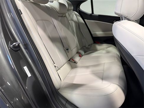 Used 2025 Genesis G70 2.5T image 31