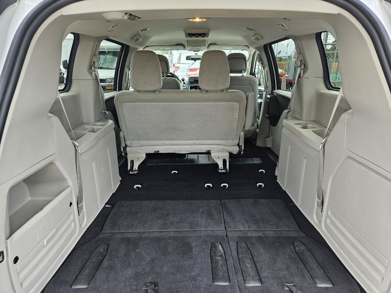 Used 2017 Dodge Grand Caravan SE FWD image 23