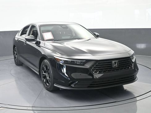 Used 2025 Honda Accord SE image 9