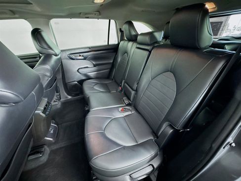 Used 2022 Toyota Highlander XLE image 23
