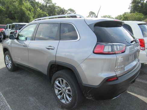 Used 2021 Jeep Cherokee Latitude Lux w/ Comfort/Convenience Group AWD/4WD image 3