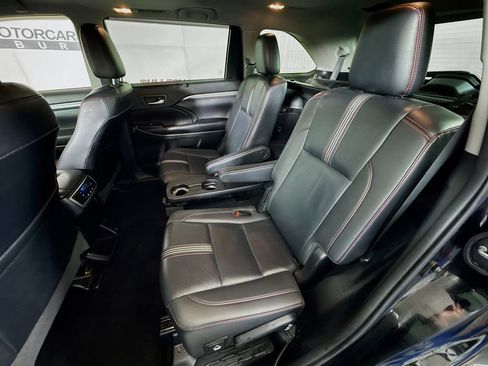 Used 2019 Toyota Highlander SE image 25
