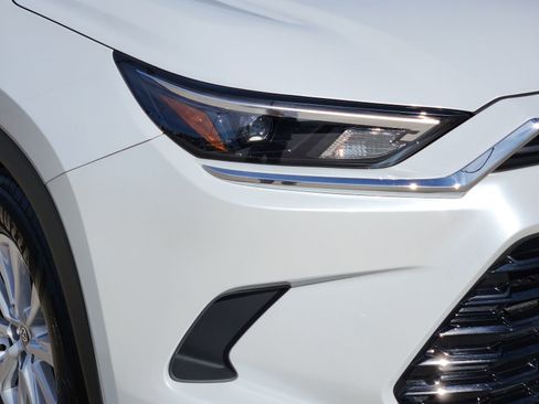 Used 2025 Toyota Grand Highlander AWD image 10