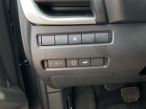 Used 2025 Nissan Rogue SV FWD image 9