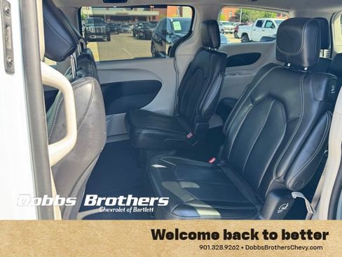 Used 2023 Chrysler Pacifica Touring-L FWD image 30