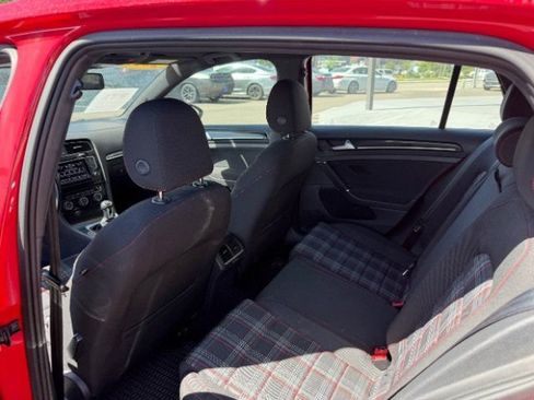 Used 2015 Volkswagen Golf 4-Door FWD image 25