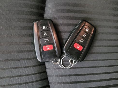 Used 2021 Toyota Prius Prime LE image 32