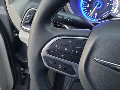 Used 2023 Chrysler Pacifica Touring-L FWD image 22