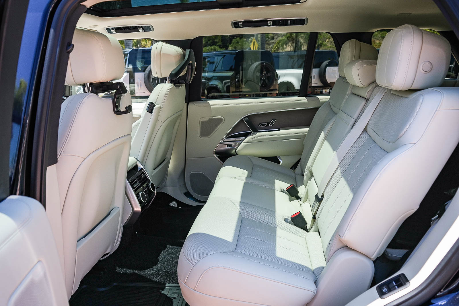 New 2026 Land Rover Range Rover Long Wheelbase SE AWD/4WD image 18