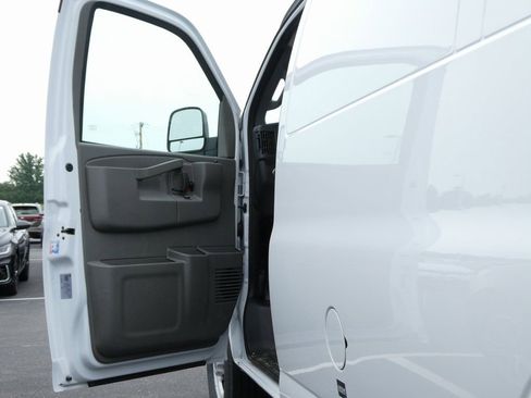 New 2025 GMC Savana 3500 w/ Driver Convenience Package RWD image 32