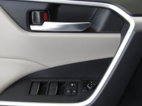 Used 2025 Toyota RAV4 XLE Premium image 35