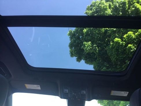 Used 2024 GMC Yukon XL Denali image 30