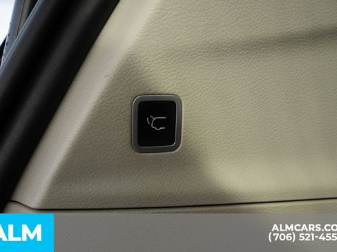 Used 2017 Chrysler Pacifica Limited image 21