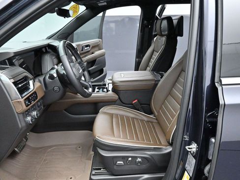 Used 2025 GMC Yukon XL Denali Ultimate w/ LPO, Floor Liner Package image 16