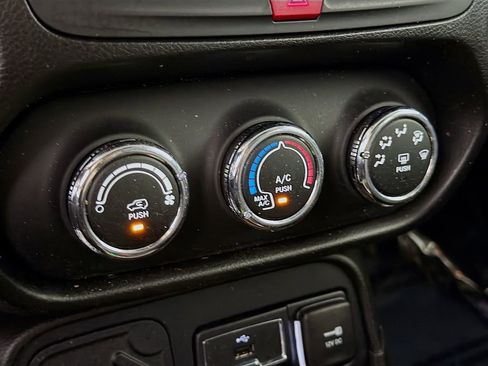 Used 2017 Jeep Renegade Latitude FWD image 16