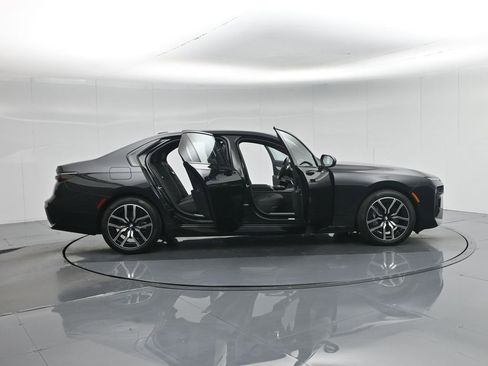 Used 2025 BMW 740i image 4