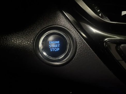 Used 2021 Toyota C-HR XLE FWD image 15