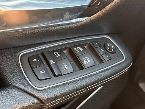 Used 2022 RAM 1500 Laramie AWD/4WD image 16