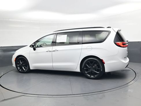 Used 2025 Chrysler Pacifica Limited FWD image 5