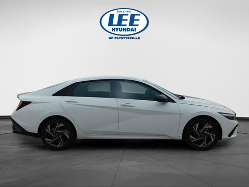 Used 2025 Hyundai Elantra Sport image 2