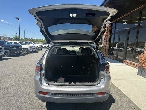 Used 2022 Jeep Compass Latitude w/ Sun and Sound Group AWD/4WD image 13