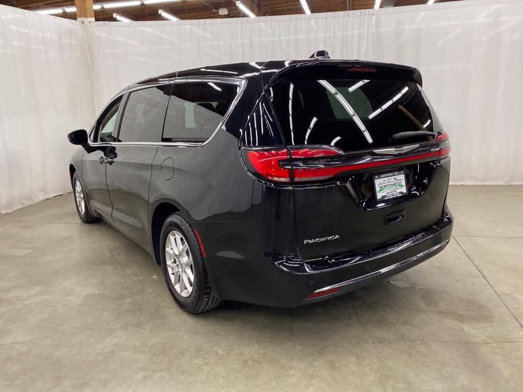 Used 2024 Chrysler Pacifica Touring-L FWD image 4