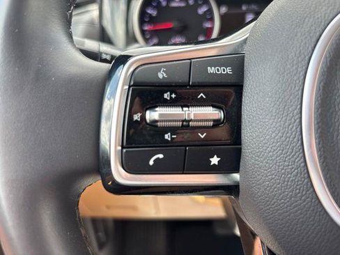 Used 2023 Kia Carnival EX FWD image 20