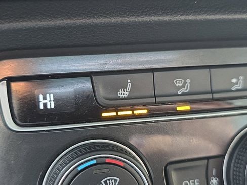 Used 2021 Volkswagen Tiguan SE image 31