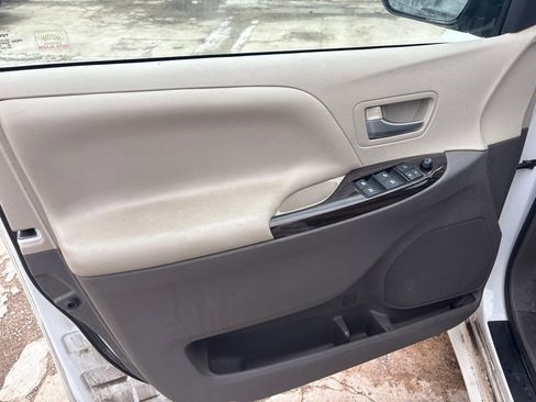 Used 2017 Toyota Sienna XLE w/ XLE Navigation Package image 9