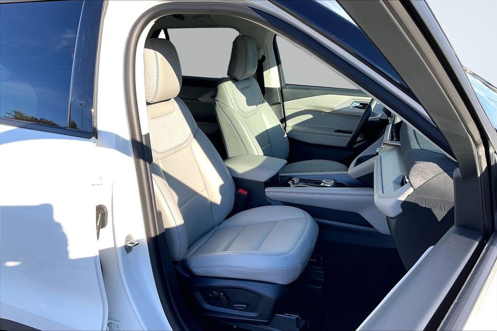 Used 2026 Ford Explorer Active w/ Active Comfort Package RWD image 29