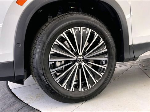 Used 2025 Volkswagen Tiguan S w/ 18" Wheel Package image 9