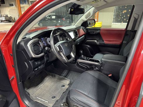 Certified 2020 Toyota Tacoma SR5 image 30