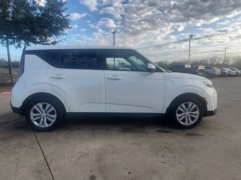 Used 2023 Kia Soul LX image 2