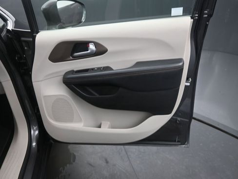 Used 2018 Chrysler Pacifica Touring-L Plus w/ Tire & Wheel Group image 20