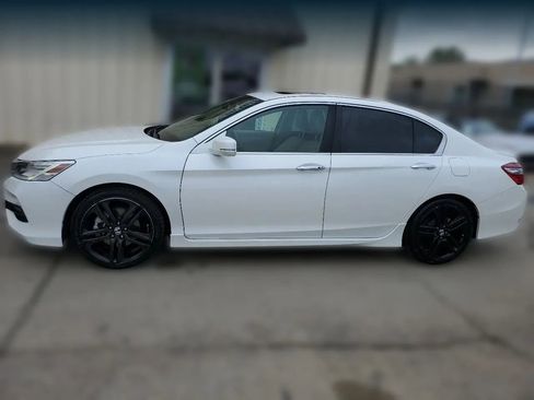 Used 2017 Honda Accord Touring image 4