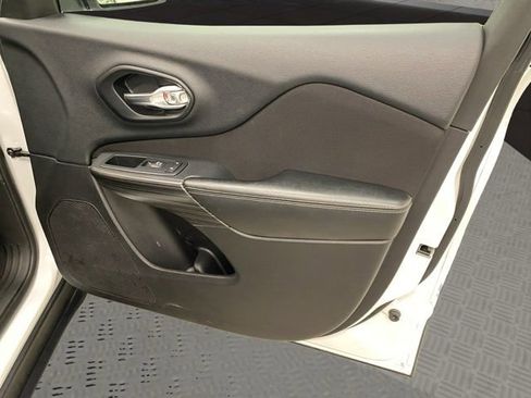 Used 2015 Jeep Cherokee Latitude w/ Cold Weather Group image 19